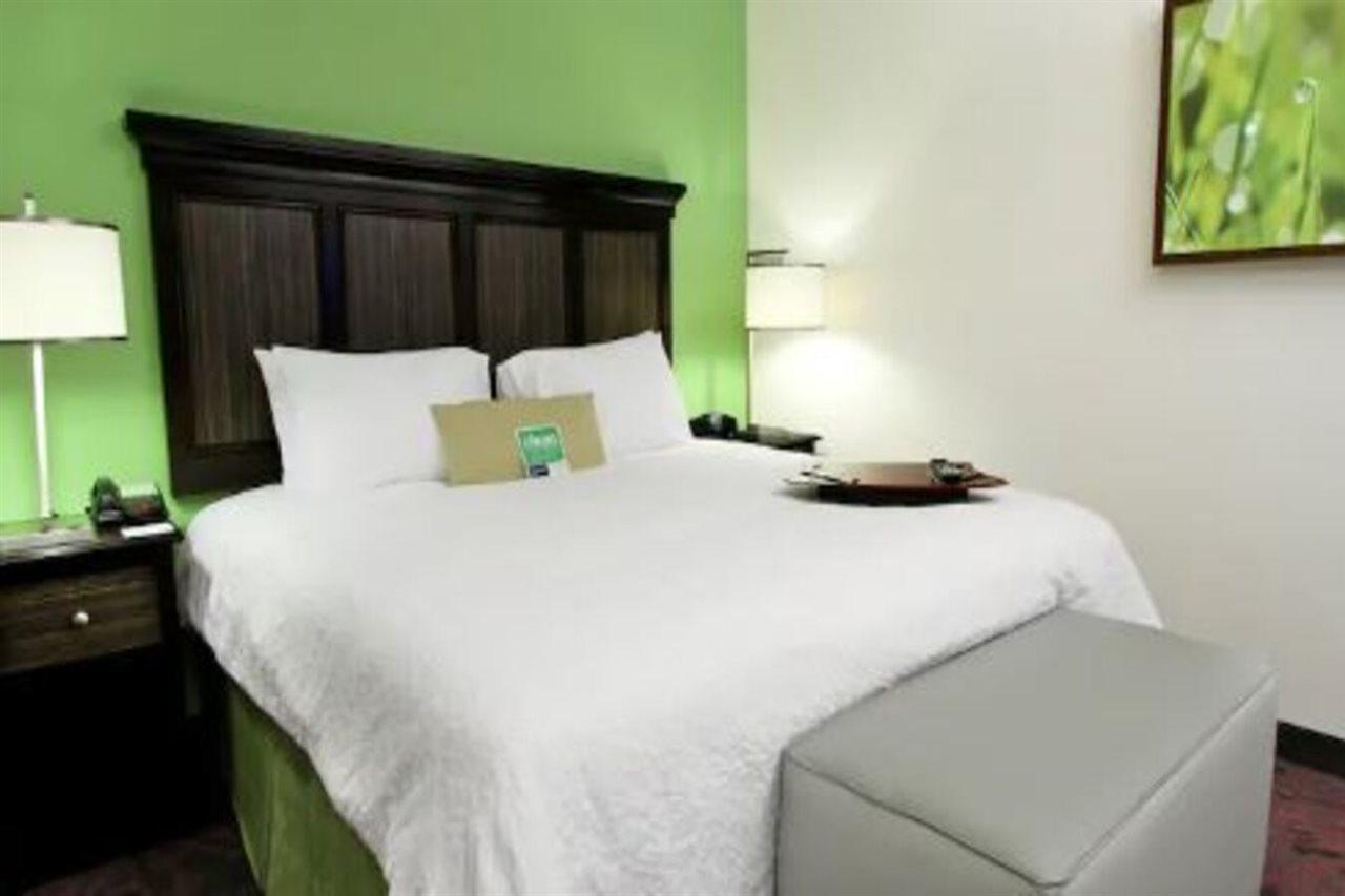 Hampton Inn & Suites Winnie Bagian luar foto