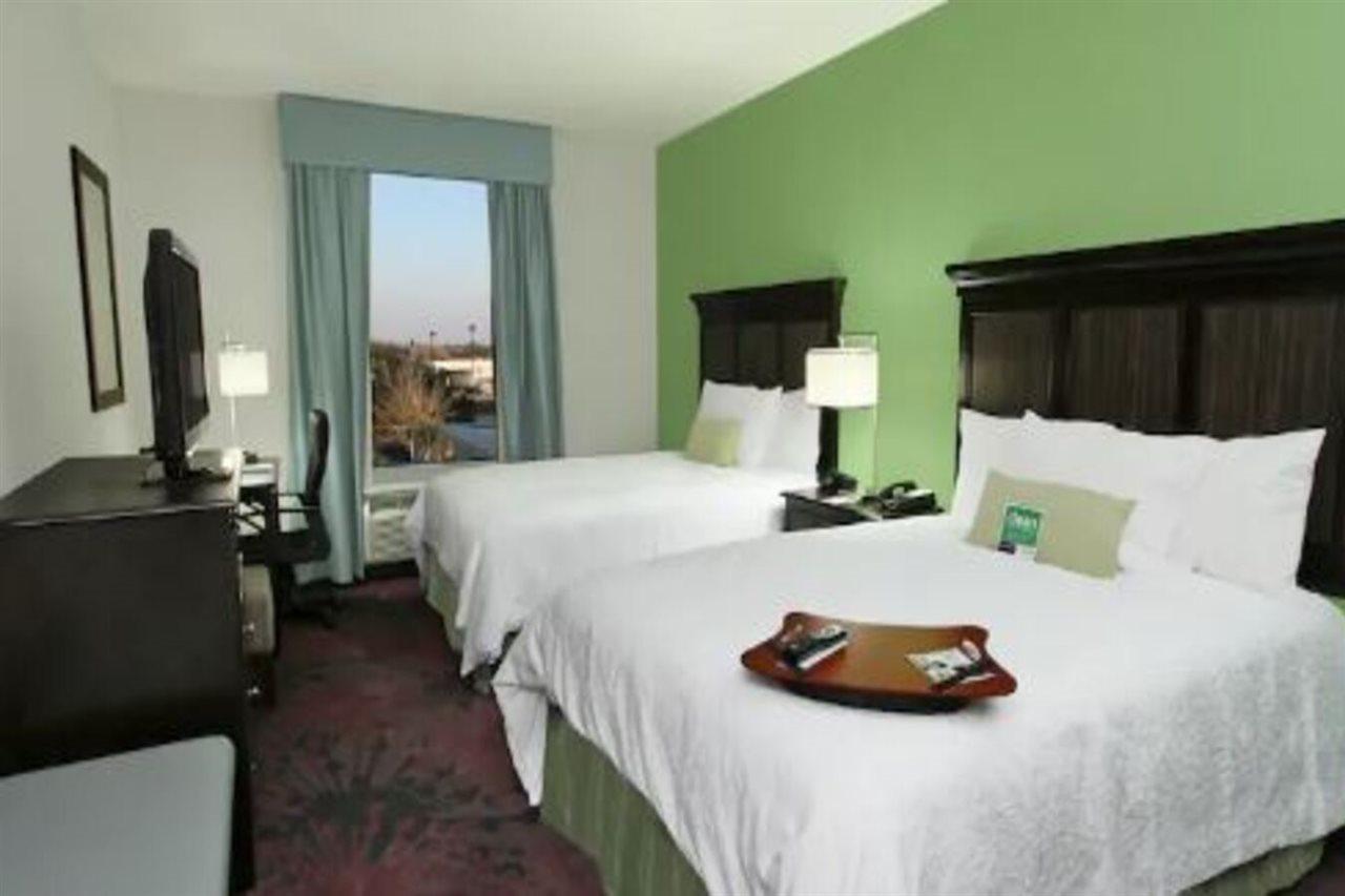 Hampton Inn & Suites Winnie Bagian luar foto