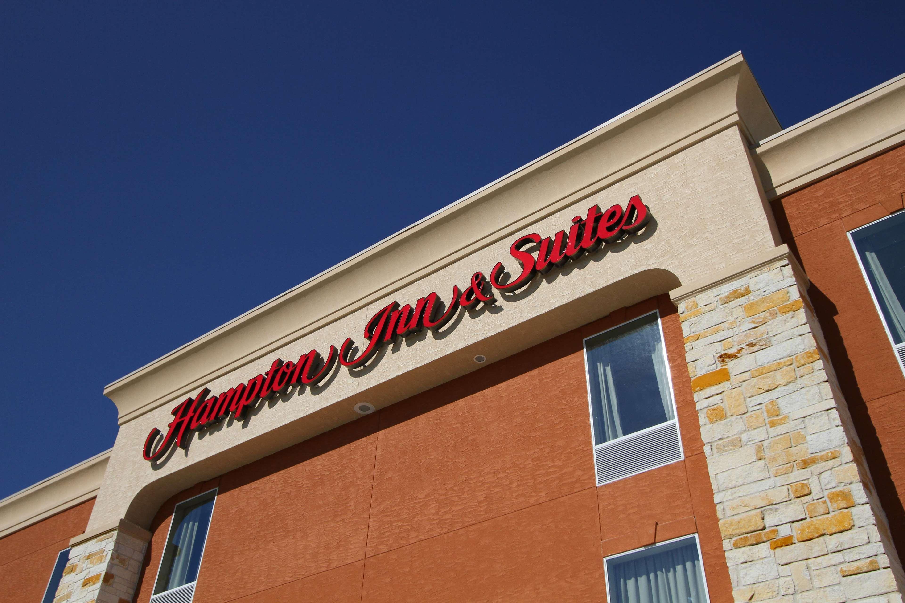 Hampton Inn & Suites Winnie Bagian luar foto