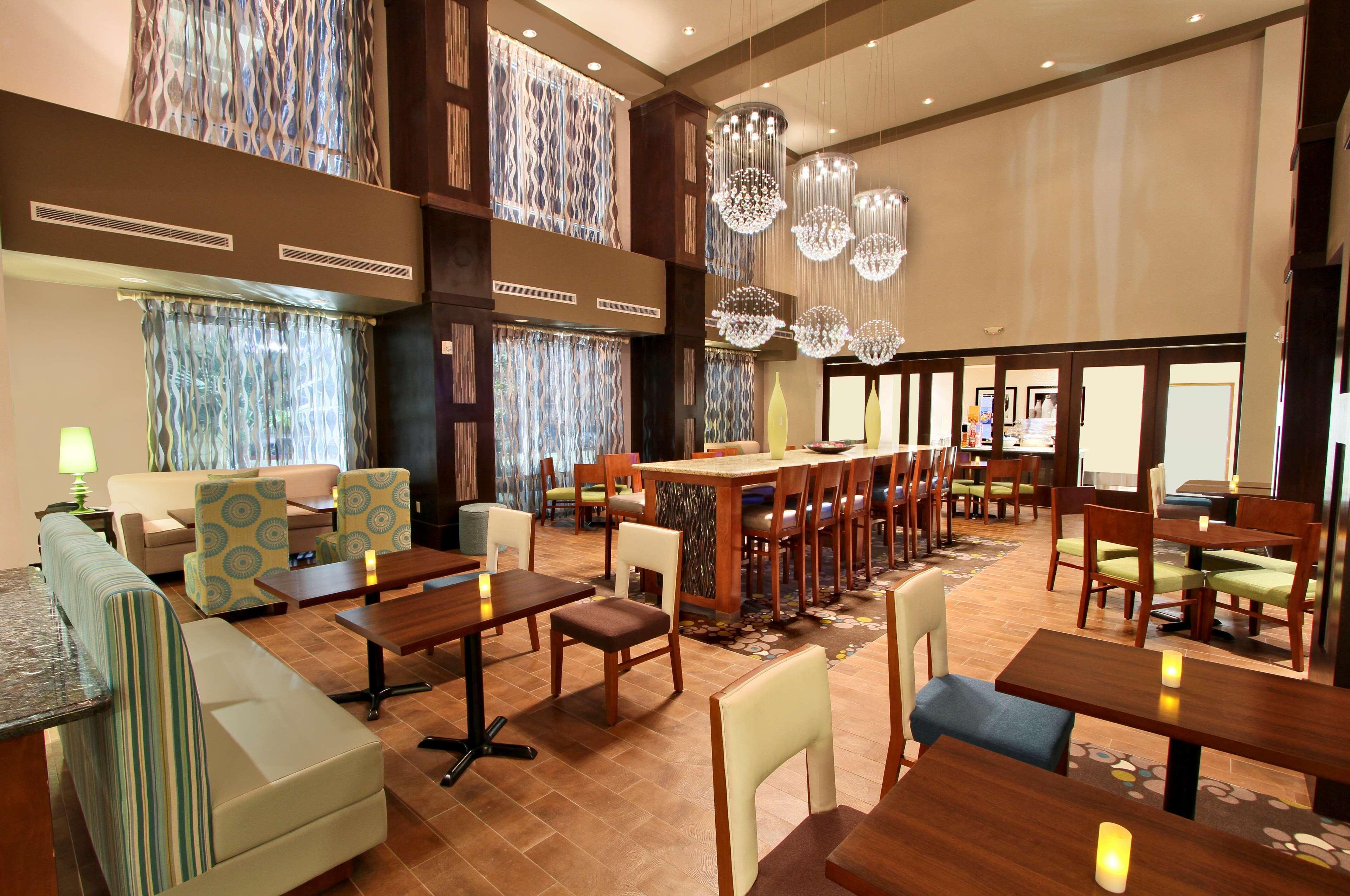 Hampton Inn & Suites Winnie Restoran foto