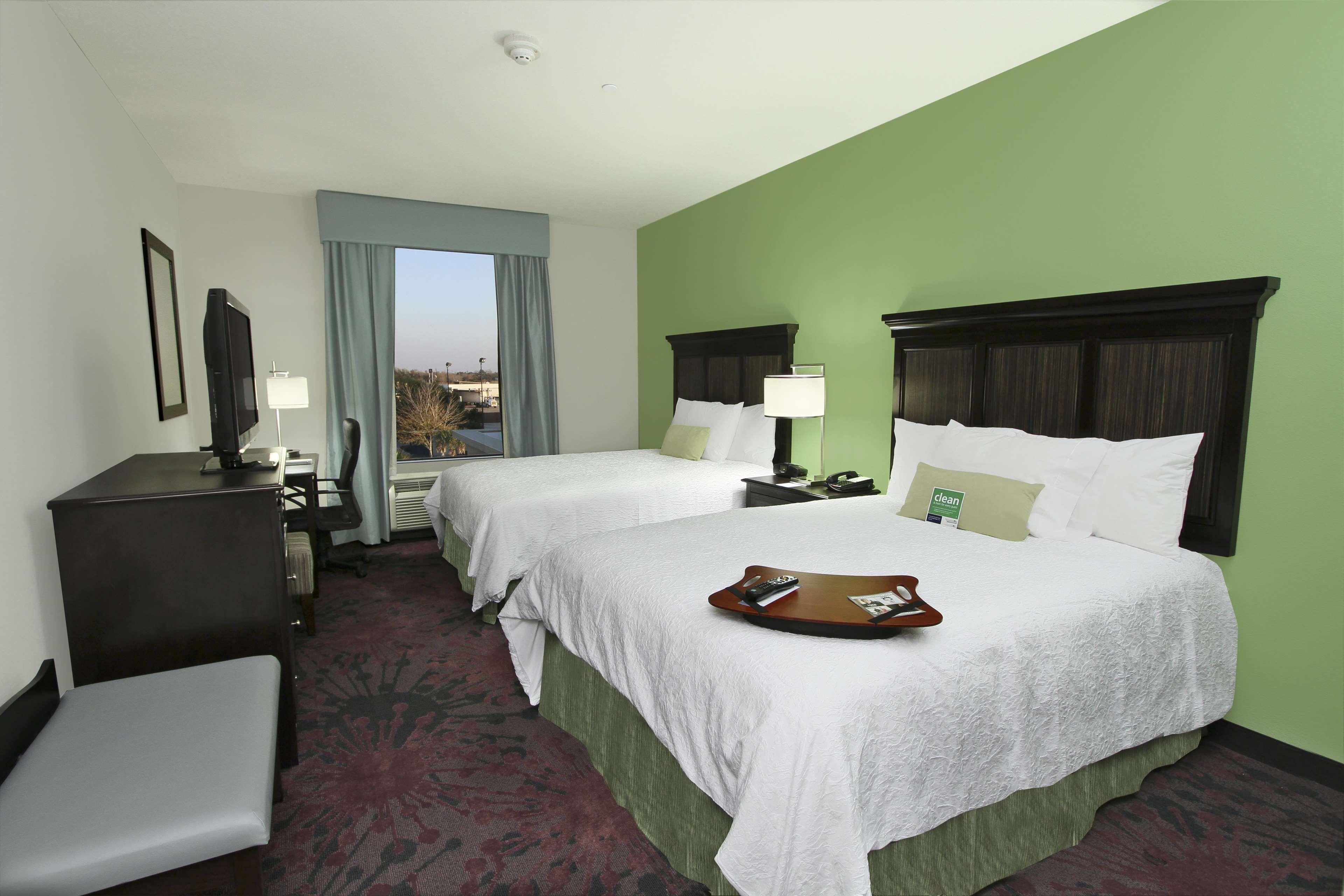 Hampton Inn & Suites Winnie Bagian luar foto