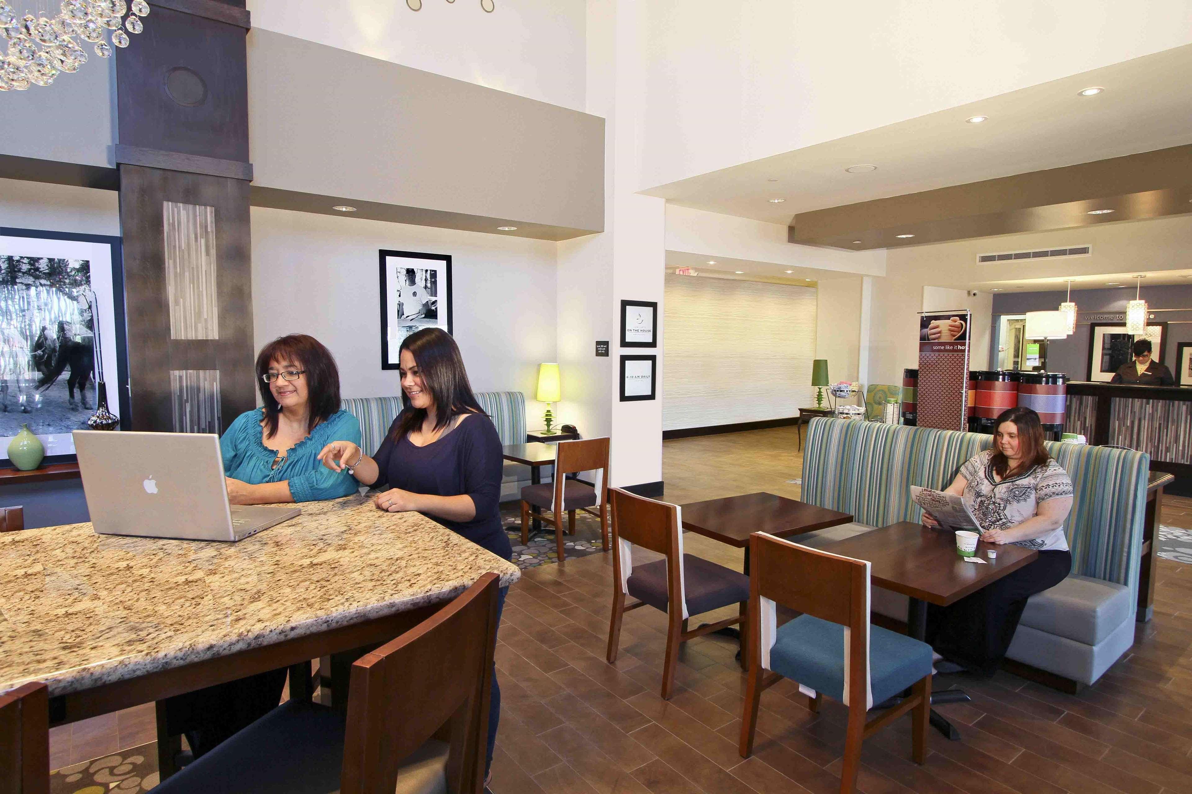 Hampton Inn & Suites Winnie Restoran foto