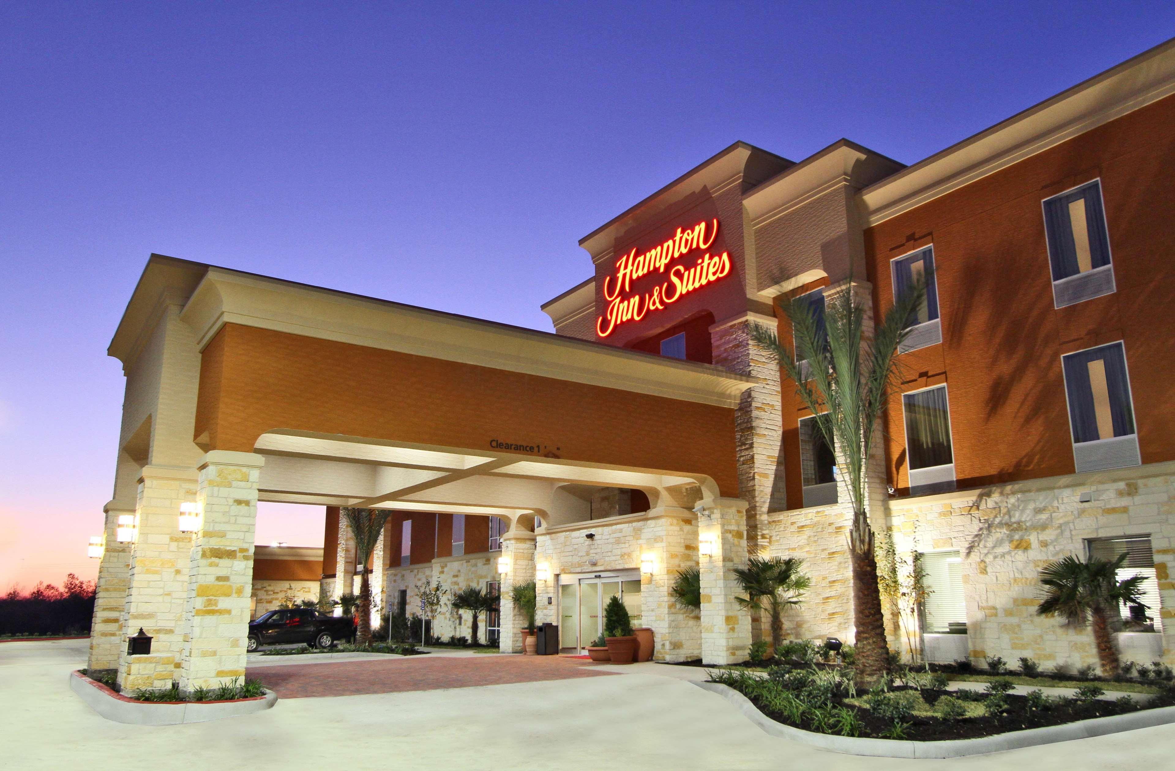 Hampton Inn & Suites Winnie Bagian luar foto