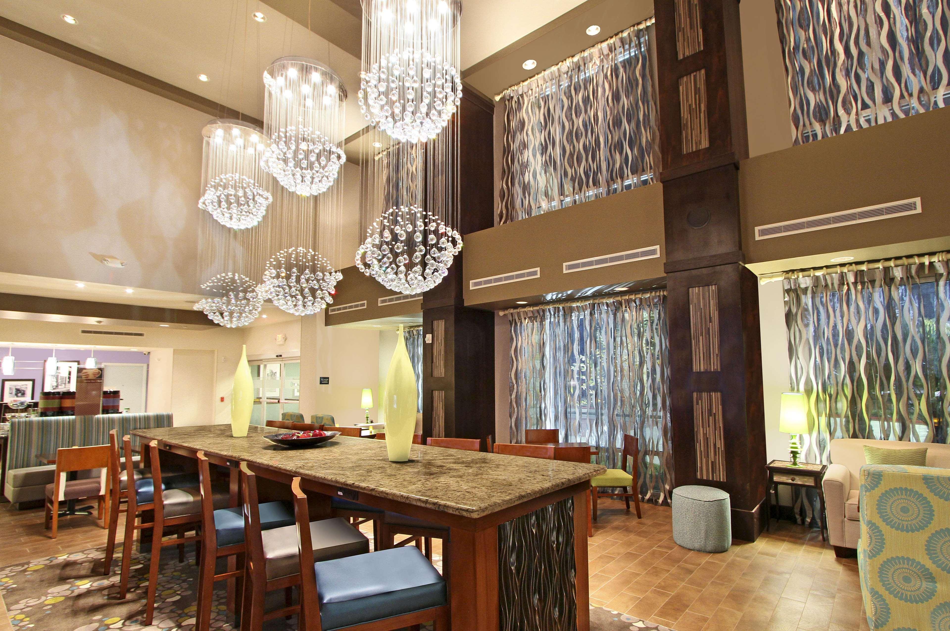Hampton Inn & Suites Winnie Restoran foto