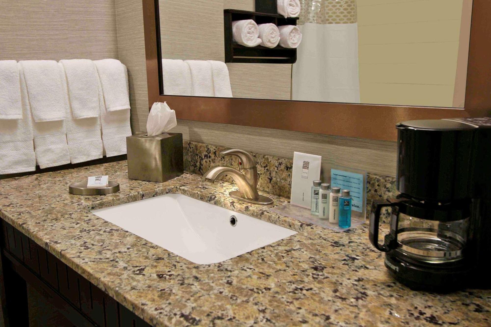 Hampton Inn & Suites Winnie Bagian luar foto