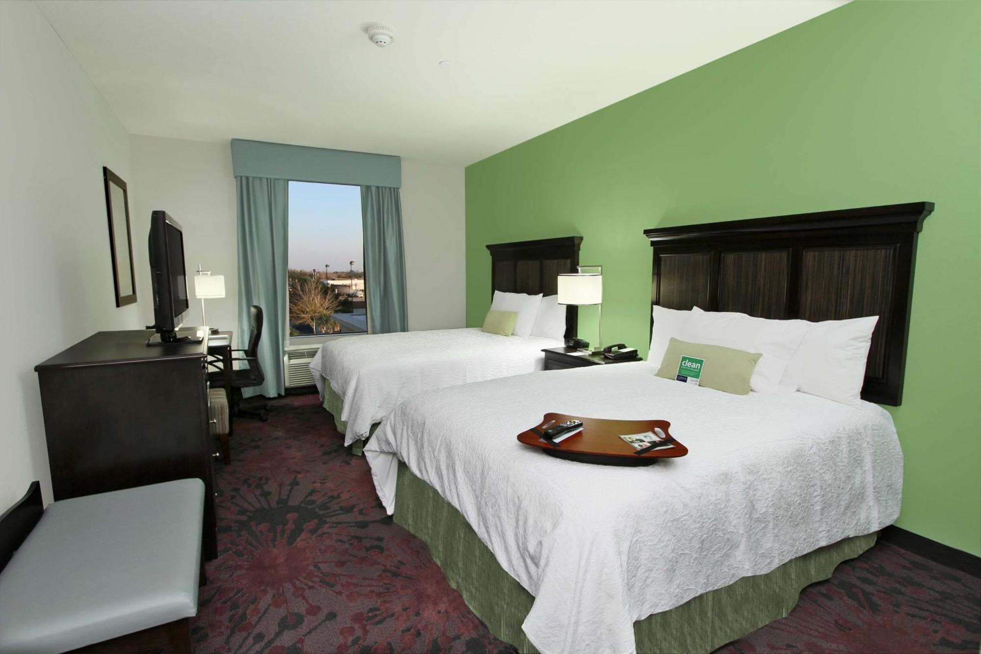 Hampton Inn & Suites Winnie Bagian luar foto