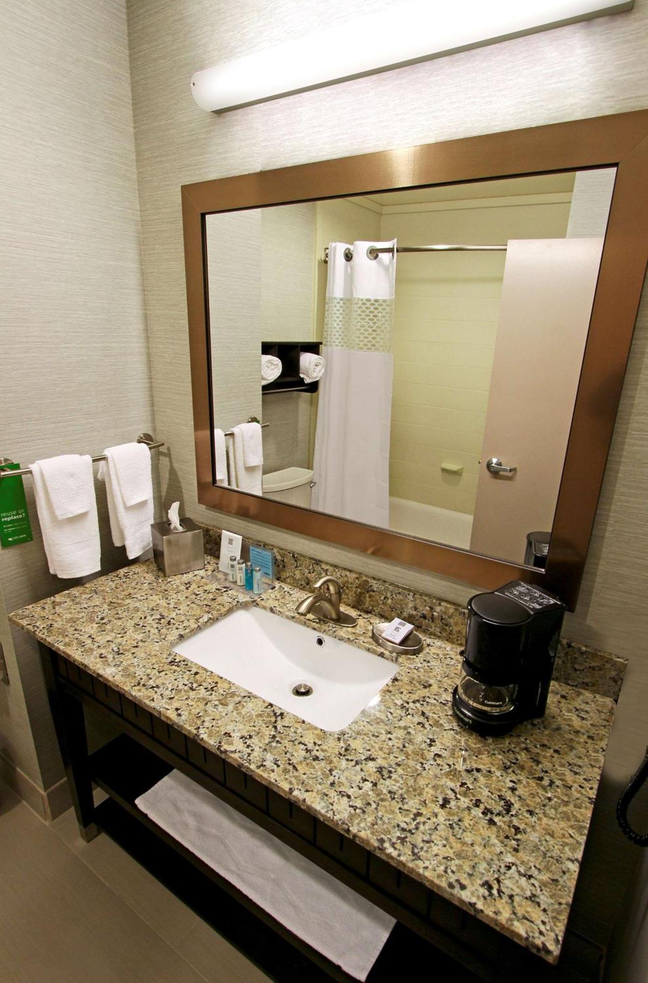 Hampton Inn & Suites Winnie Bagian luar foto