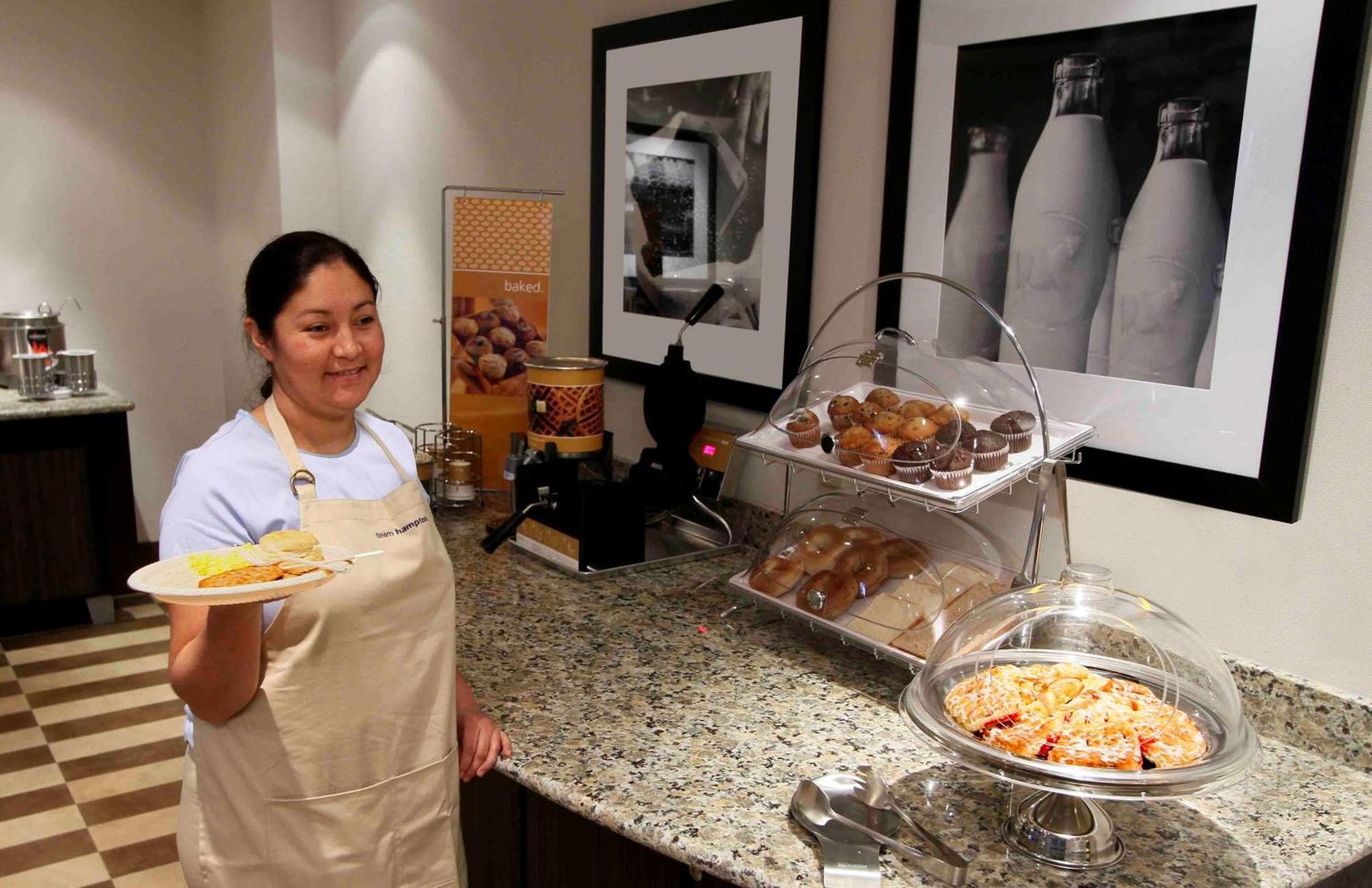 Hampton Inn & Suites Winnie Bagian luar foto