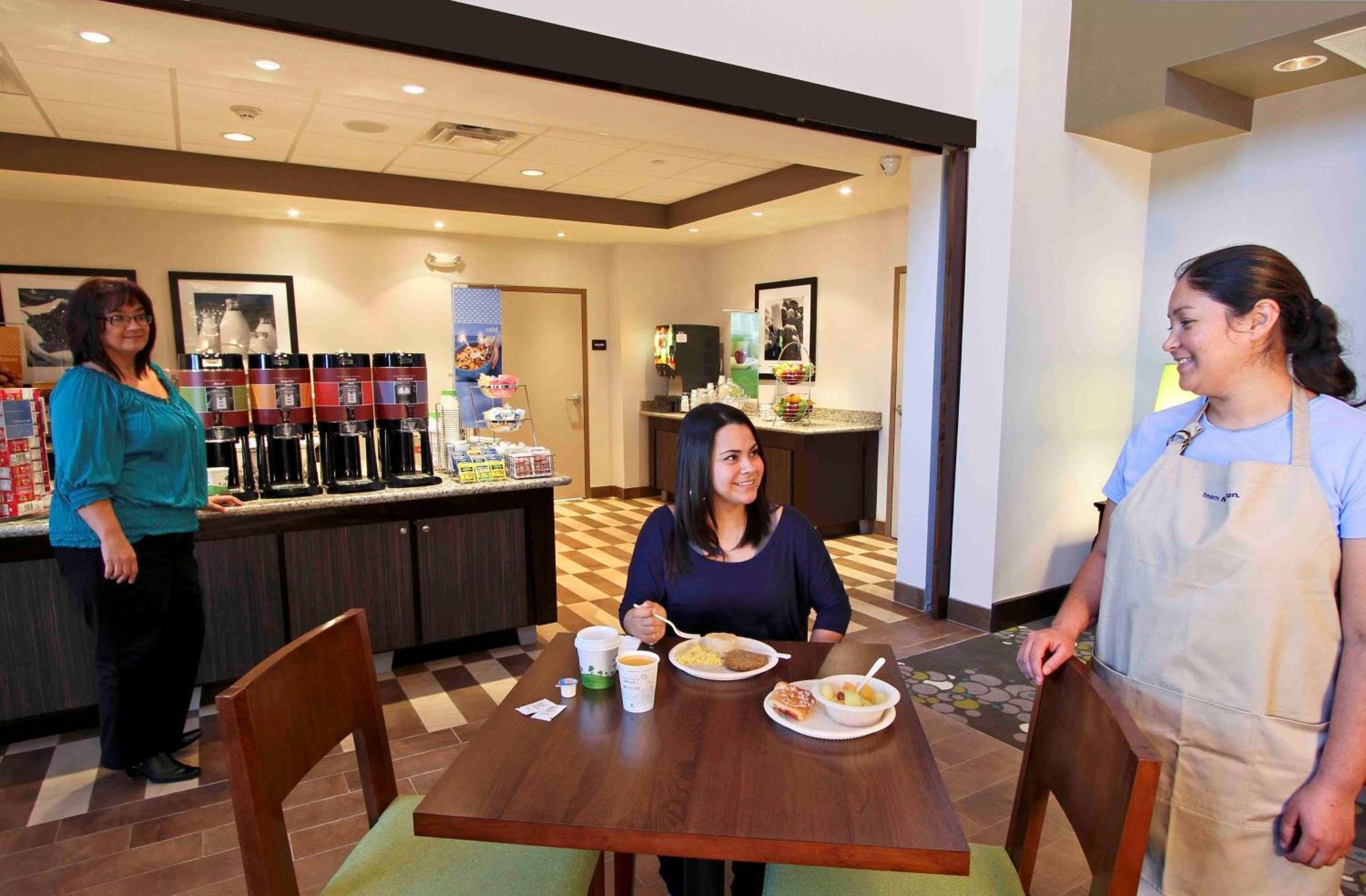 Hampton Inn & Suites Winnie Bagian luar foto